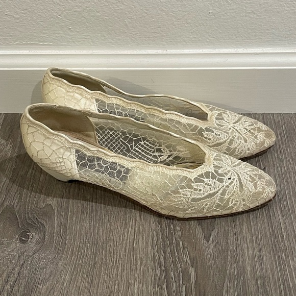Stuart Weitzman Cream Lace 2in Heel for Formal Occasions - Picture 2 of 8